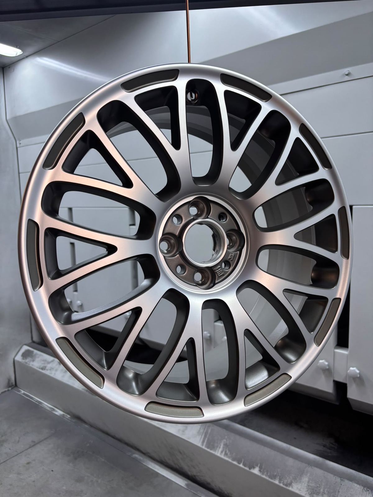 Diamond-cut velg opnieuw uitgedraaid op de CNC, fabrieksnieuw resultaat