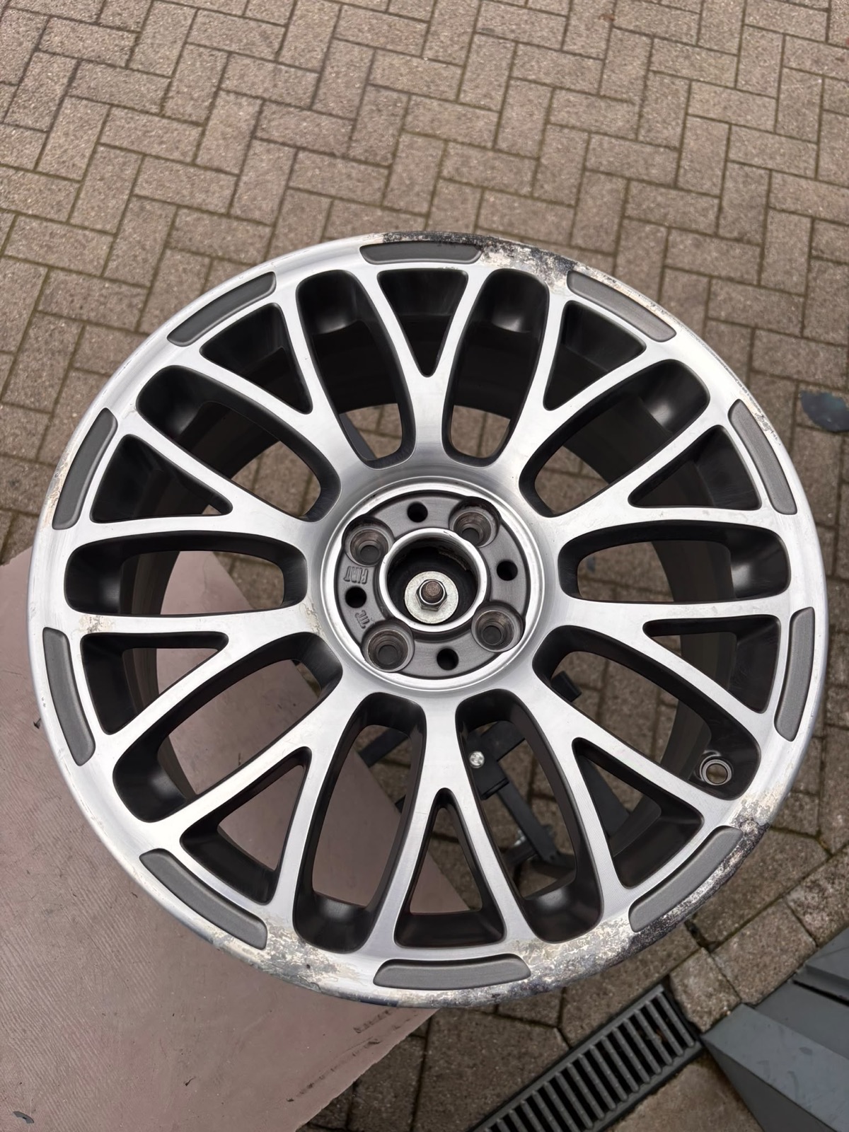 Beschadigde diamond-cut velg met randschade en slijtage vóór herstel